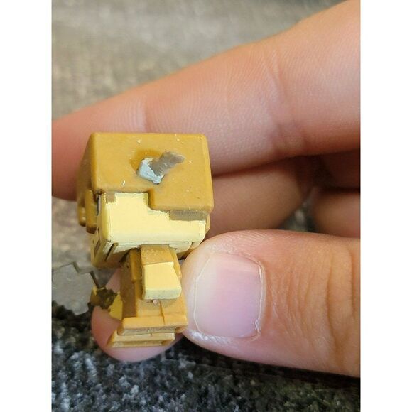 Brown armor Minecraft Soldier axe toy figure - Picture 4 of 5